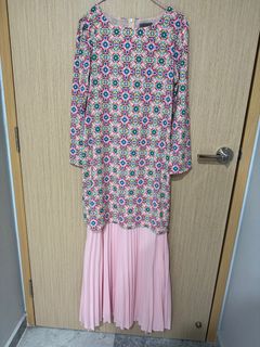 (Category: ) located in . Submitted by switzwardrobe (Listing ID 1362558217, Image 1). Description: .