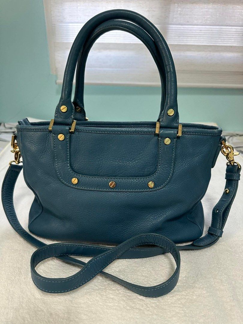 Tory Burch 2way Top Handle Should Bag (Category: Luxury Bags & Wallets) located in Muntinlupa City. Submitted by goldinmygarage (Listing ID 1362628173, Image 2). Description: Color is Teal Guaranteed Authentic Minor rubs on the side Very clean interior No stain.