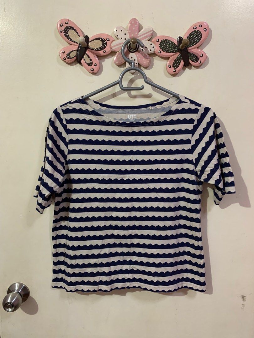 Uniqlo printed shirt (Category: Shirts) located in Las Pinas. Submitted by extraloved.ph (Listing ID 1362619153, Image 1). Description: 🧷 PM for dimensions width and length and other photos 🧷 JNT ‼️NO LALAMOVE. STRICTLY PAYMENT FIRST THRU GCASH..