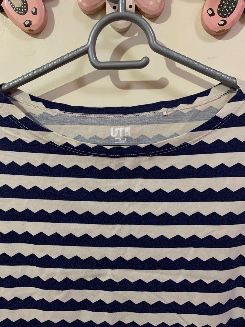 Uniqlo printed shirt (Category: Shirts) located in Las Pinas. Submitted by extraloved.ph (Listing ID 1362619153, Image 2). Description: 🧷 PM for dimensions width and length and other photos 🧷 JNT ‼️NO LALAMOVE. STRICTLY PAYMENT FIRST THRU GCASH..