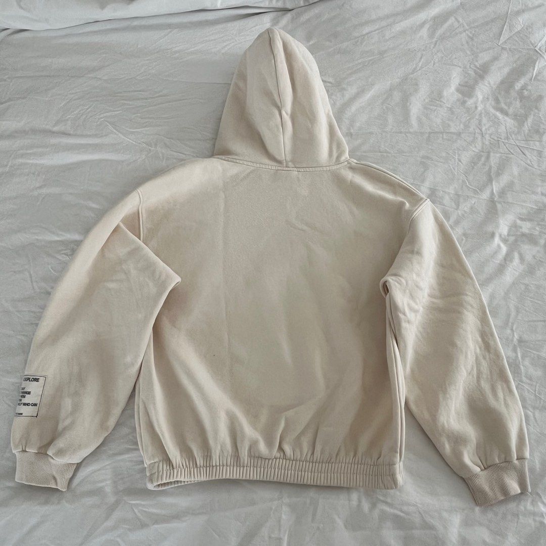 ZARA Off-white Hoodie (Category: Coats, Jackets and Outerwear) located in Muntinlupa City. Submitted by prelovedby.maria (Listing ID 1362485033, Image 2). Description: Pre-loved item! *slight brown stain on left shoulder, barely noticeable rfs: decluttering payment via: Gcash/ Maya .