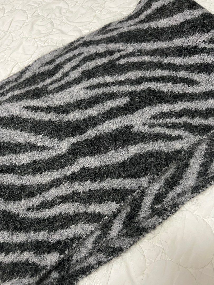 Zara scarf (Category: Coats, Jackets and Outerwear) located in Taguig. Submitted by byemystuff_ (Listing ID 1362559354, Image 2). Description: Used once for a winter trip Good as new.