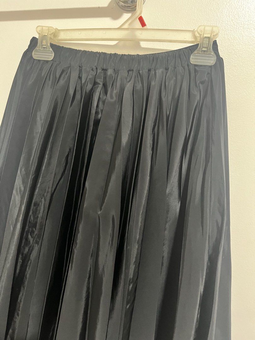Black Pleated Long Skirt (Category: Skirts) located in Quezon City. Submitted by d3clutters (Listing ID 1362797453, Image 2). Description: — never worn — can fit xs-m — garterized.