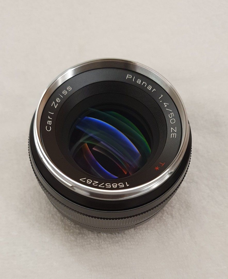 Optique Carl Zeiss Planar ZE 50mm F1.4 T* – Monture Canon EF – Ouvert Jamais Utilisé
