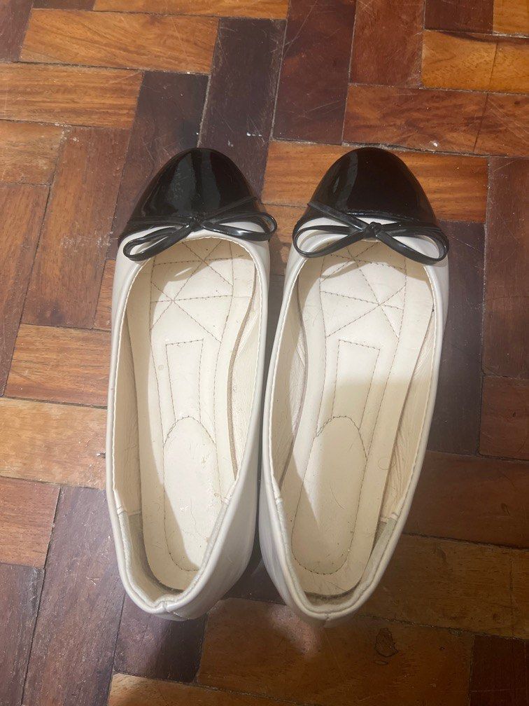Comfy Black And White Flats (Category: Flats & Sandals) located in Antipolo. Submitted by neveroldph (Listing ID 1361362307, Image 1). Description: Super comfy. Di ako nagpaltos. :).