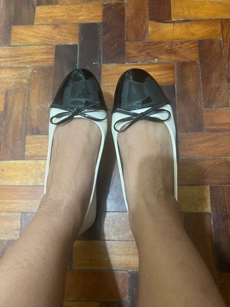 Comfy Black And White Flats (Category: Flats & Sandals) located in Antipolo. Submitted by neveroldph (Listing ID 1361362307, Image 2). Description: Super comfy. Di ako nagpaltos. :).