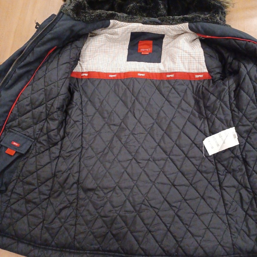 Esprit Short Coat Parka Winter Jacket M (Category: Coats, Jackets and Outerwear) located in Makati City. Submitted by path.walker (Listing ID 1362777093, Image 3). Description: issue with Zipper, needs repair.