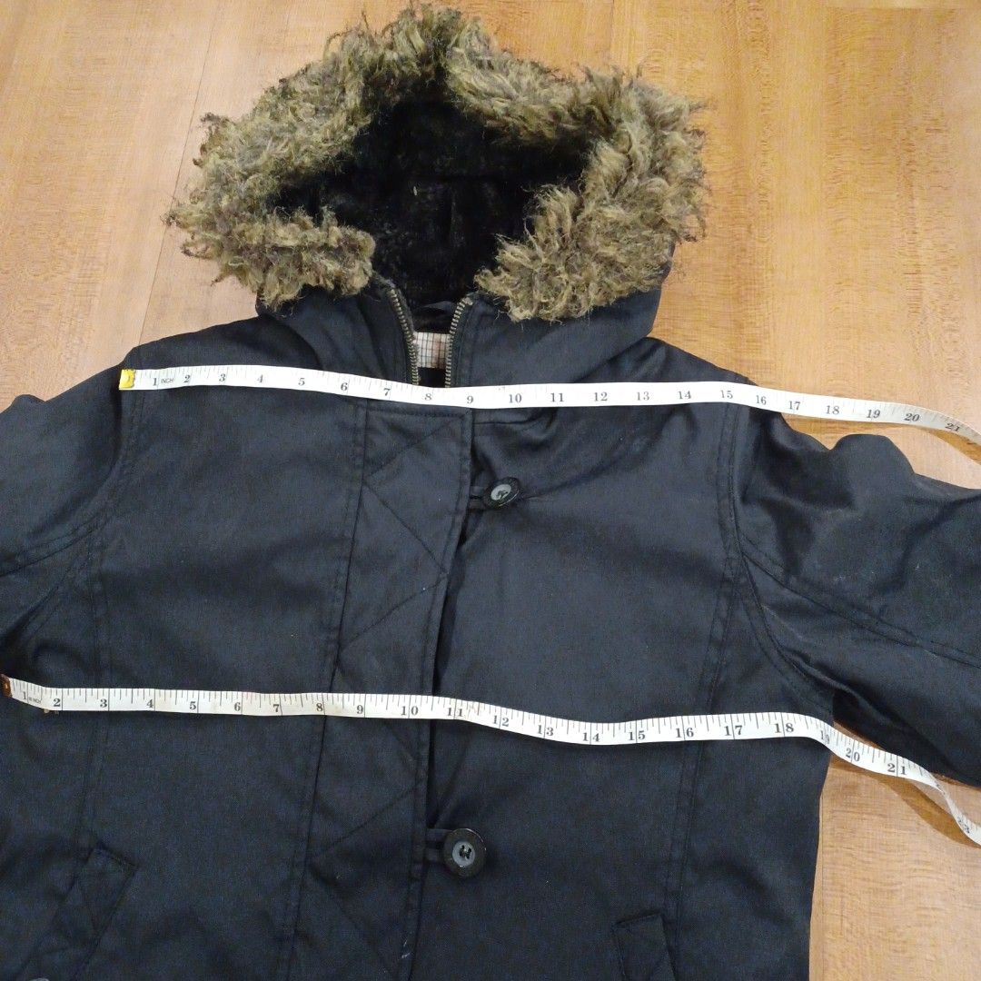 Esprit Short Coat Parka Winter Jacket M (Category: Coats, Jackets and Outerwear) located in Makati City. Submitted by path.walker (Listing ID 1362777093, Image 2). Description: issue with Zipper, needs repair.