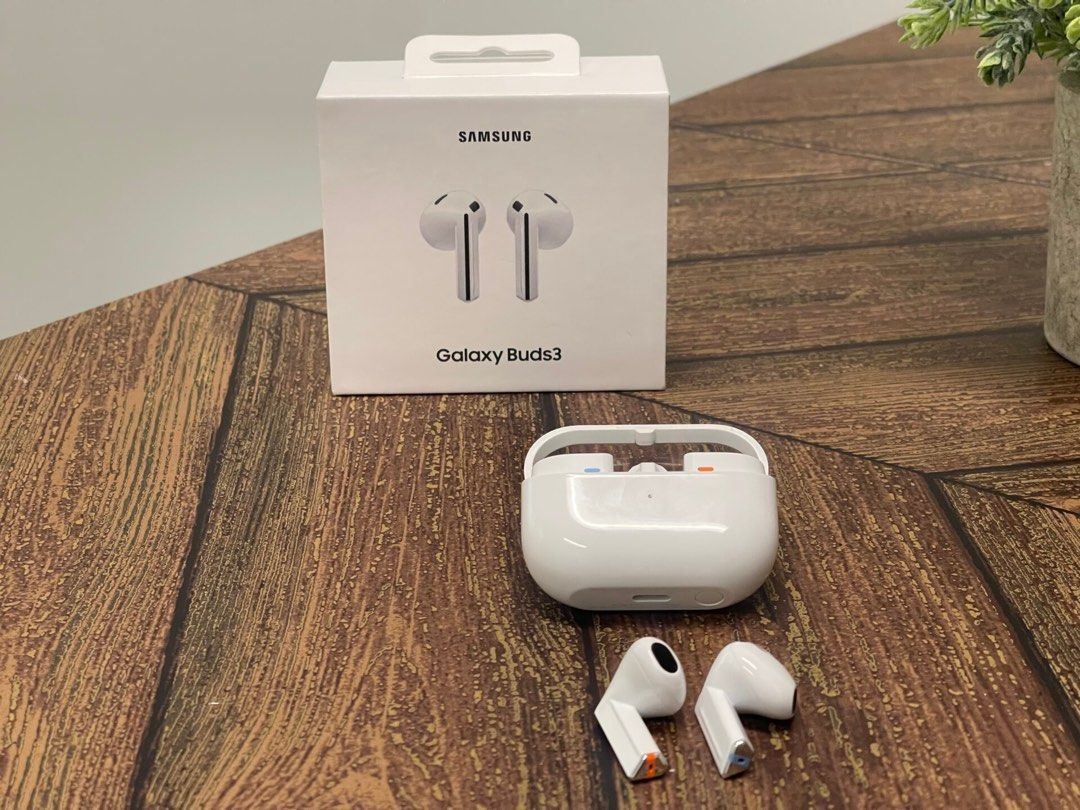 Galaxy Buds3 (Category: Earphones) located in Singapore. Submitted by maxxwel2 (Listing ID 1362818951, Image 2). Description: Wireless in-ear headphones - IP57 - Bluetooth 5.4 - active noise reduction - 3 microphones - 30-hour battery life - charge/carry case..