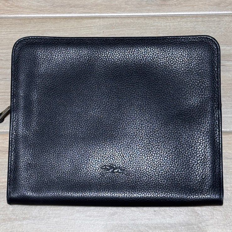 Longchamp Le Foulonne Leather Ipad Case (Category: Bags & Wallets) located in Singapore. Submitted by tanlss (Listing ID 1362443157, Image 2). Description: 🔸Colour: Black 🔸Material: Calf leather 🔸Dimensions: 10"x8"x0.5" 🔸Item is 100% authentic but does not come with authenticity card, official receipt and packaging box. 🔸Take note!!! ➡️ There is no scratch/ tear of the leather but it needs to be cleaned/ conditioned. ➡️ The zip is tarnished 