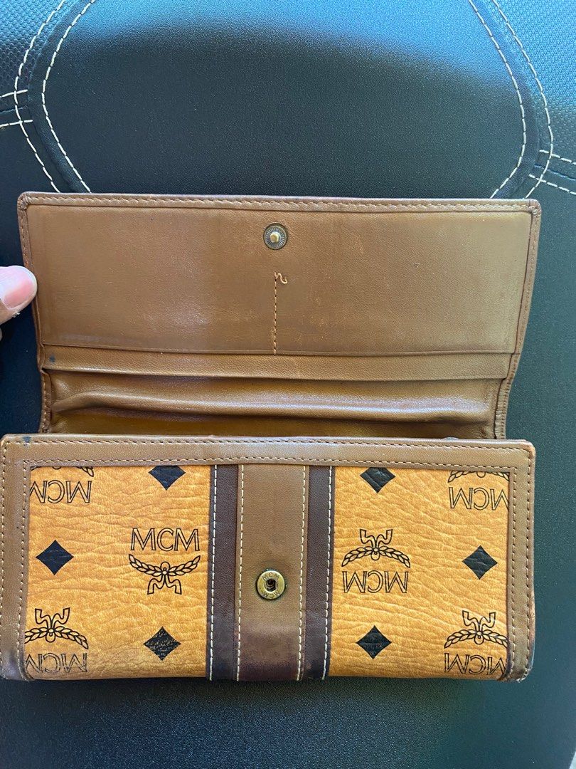 MCM (Category: Luxury Bags & Wallets) located in Escalante. Submitted by relicofthenorth.082630 (Listing ID 1362669549, Image 3). Description: MCM 🔥 Long Wallet ✅ Very good condition 📌 Sign od used ❌ .