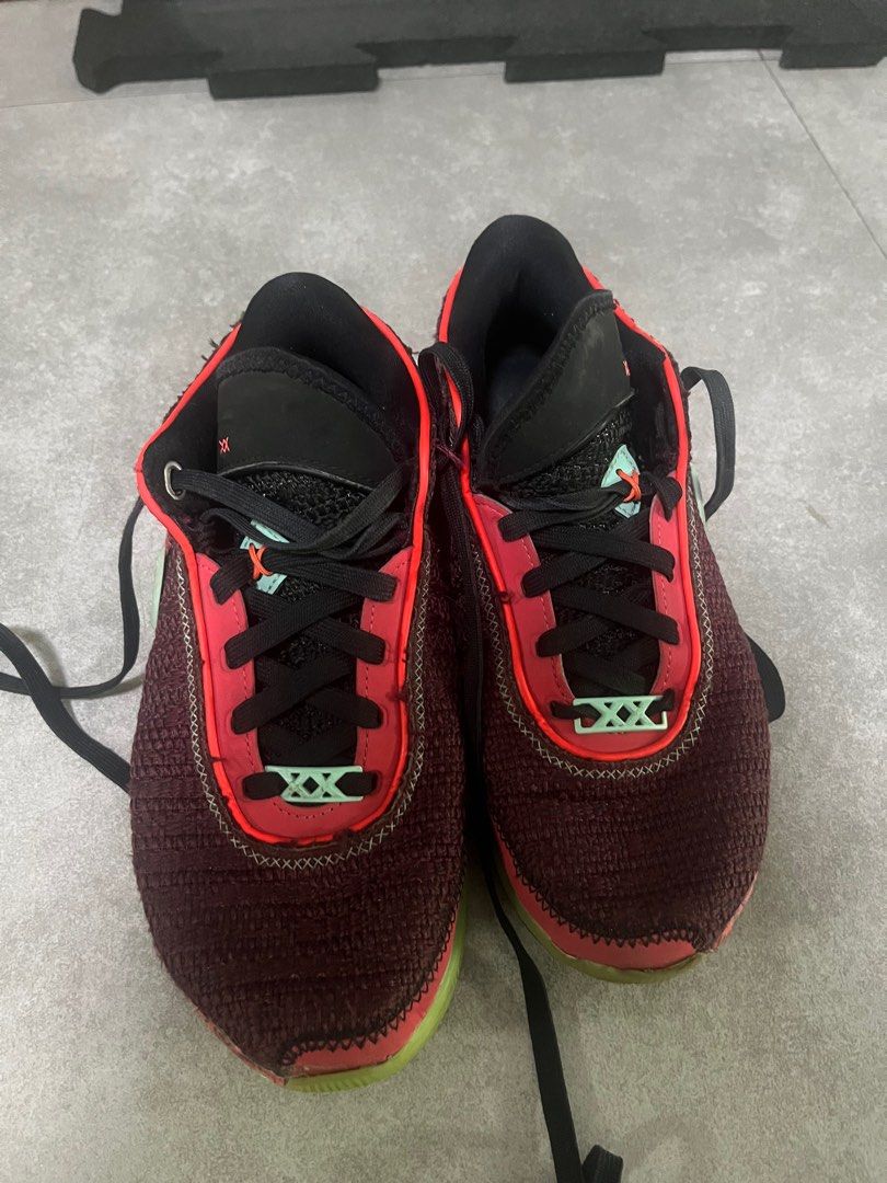Nike Lebron James XX SE GS (Category: Sneakers) located in Mandaluyong City. Submitted by vlc212 (Listing ID 1362683823, Image 1). Description: Nike Lebron James XX SE GS US 5Y.