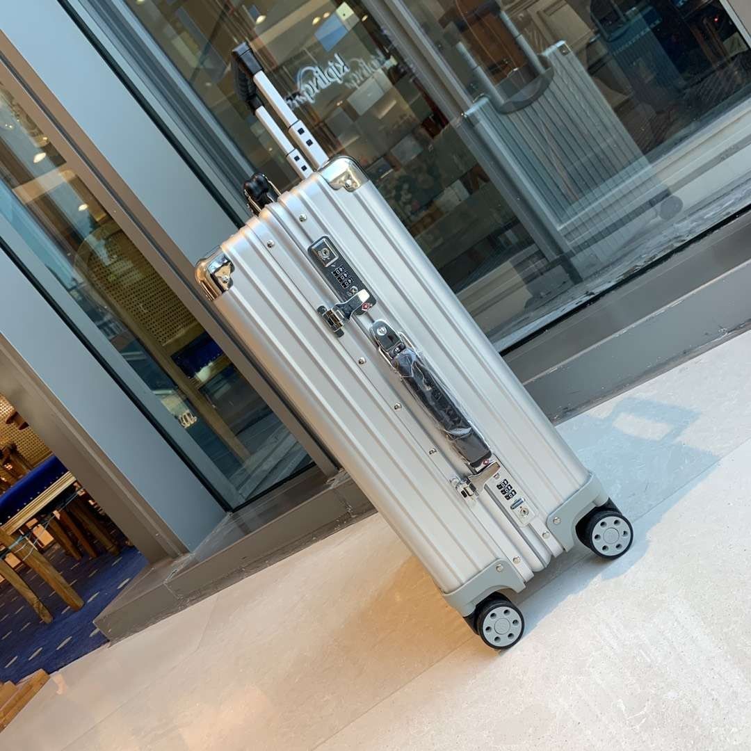 RIMOWA Classic flight aluminum Two wheel vehicle suitcase carry bag case Silver S 31L