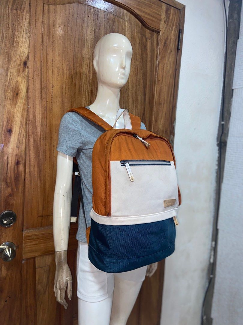 Samsonite red (Category: Luxury Bags & Wallets) located in Mati. Submitted by michjake1009 (Listing ID 1362790577, Image 2). Description: In very good condition Like new pa color niya Need wash lang Zipper pocket sa loon nawala zipper All in ganda pa.