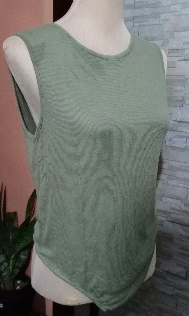 Sleeveless Bodysuit (Category: Sleeveless) located in Makati City. Submitted by decluttering_stuff101 (Listing ID 1362756474, Image 1). Description: stretchable knit fabric.