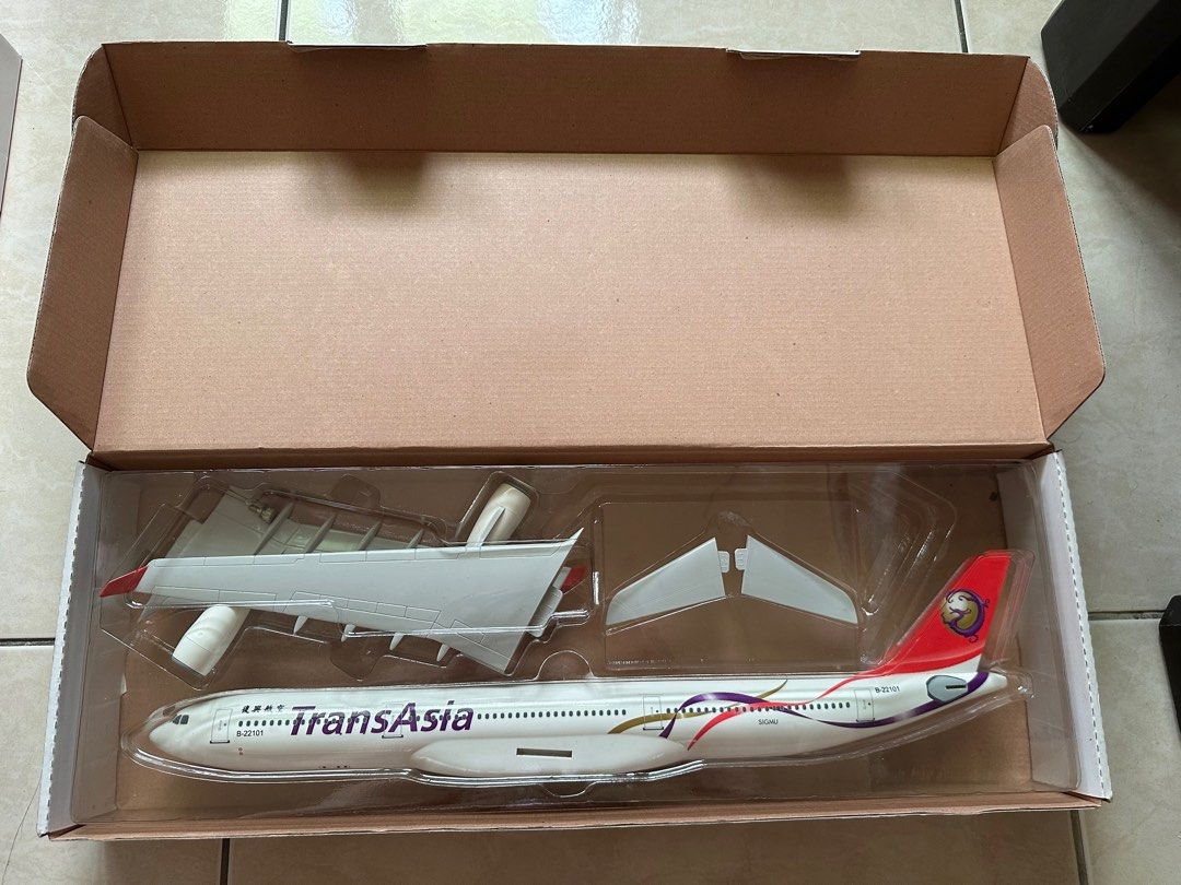【激安通販 オンラインショップ】 美品 TransAsia トランスアジア航空 復興航空 1/130 特大模型 民間航空機