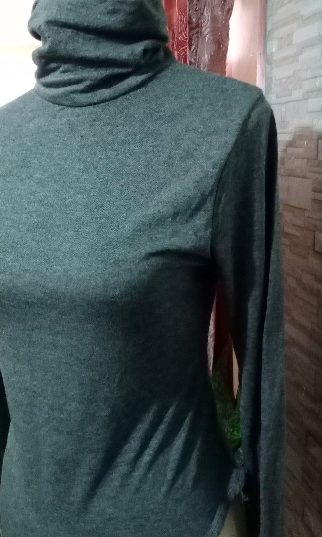 Turtle neck Longsleeves bodysuit (Category: Longsleeves) located in Makati City. Submitted by decluttering_stuff101 (Listing ID 1362755581, Image 3). Description: comfy semi stretchable fabric.