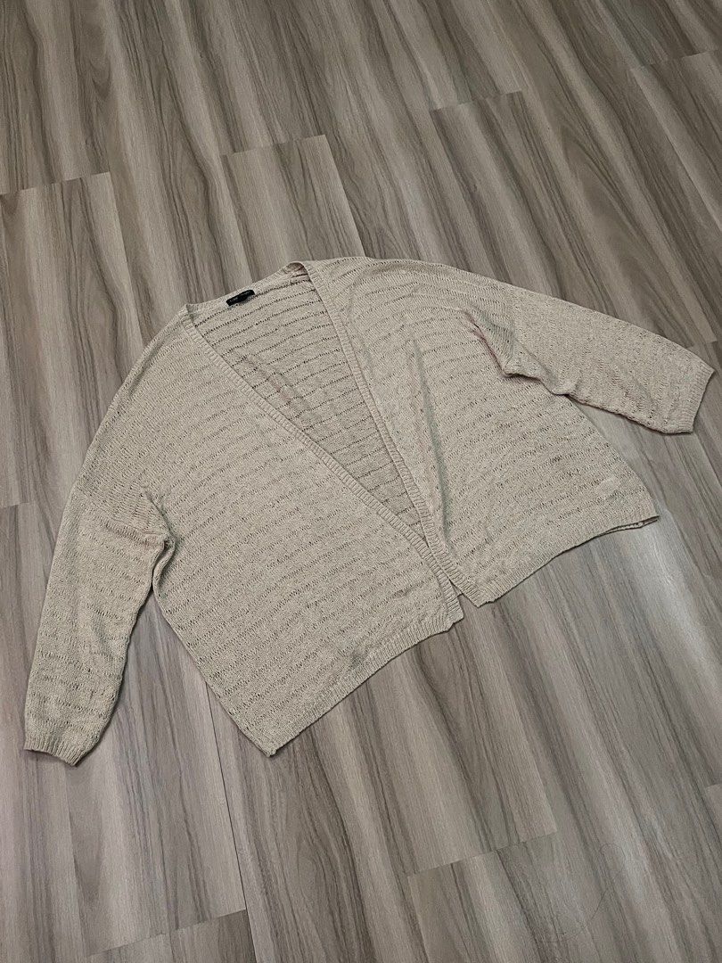 unisex khaki sweater (Category: Coats, Jackets and Outerwear) located in Santa Rosa. Submitted by ktenash (Listing ID 1362812259, Image 1). Description: - very stretchy and comfy measurements laid flat: length - 26in / width - 28in.