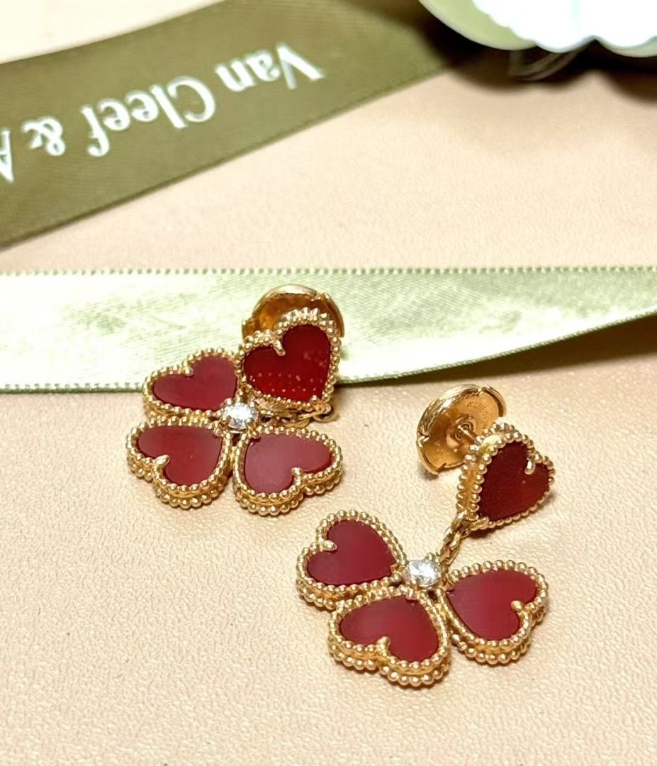 Van Cleef & Arpels Sweet Alhambra Carnelian Effeuillage Heart Earrings in 18K Yellow Gold (Category: Accessories) located in Singapore. Submitted by projectlfg (Listing ID 1362747635, Image 2). Description: VCA Van Cleef & Arpels Sweet Alhambra Carnelian Effeuillage Heart Earrings in 18K Yellow Gold Condition 98% New. Accessories: - SGD: 6854 / 13530999 • ACRA Registered Company in Singapore • Physical Outlets in Singapore and China • Entrupy Ver