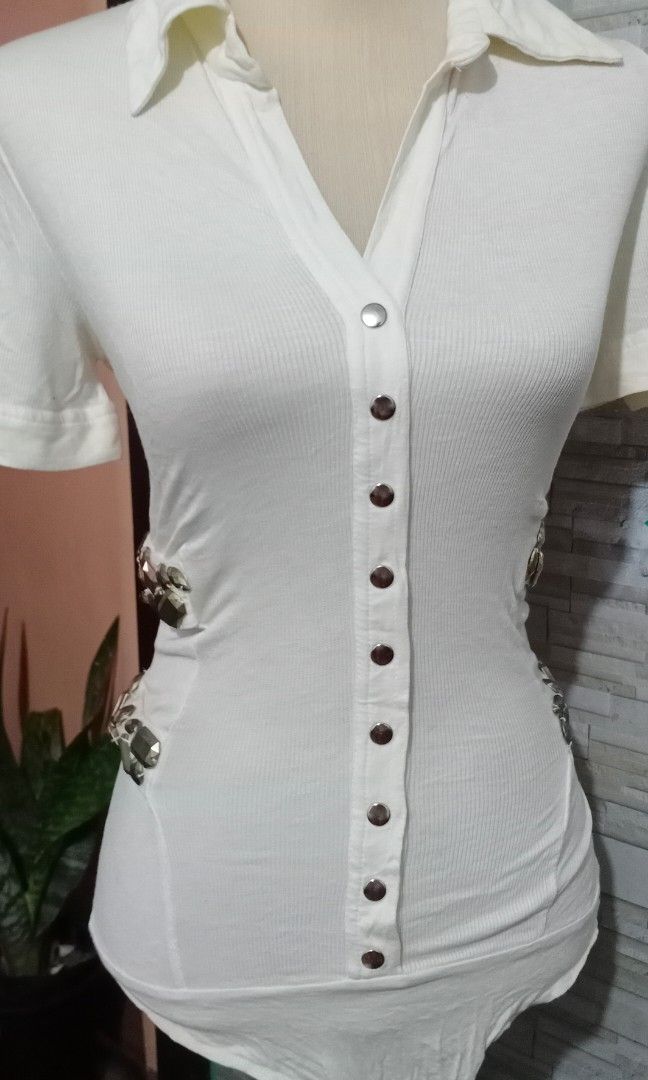 White knit Bodysuit (Category: Shirts) located in Makati City. Submitted by decluttering_stuff101 (Listing ID 1362752280, Image 1). Description: with washable stain stretchable knit fabric ang ganda nito need lang labhan since naitabi na ito.