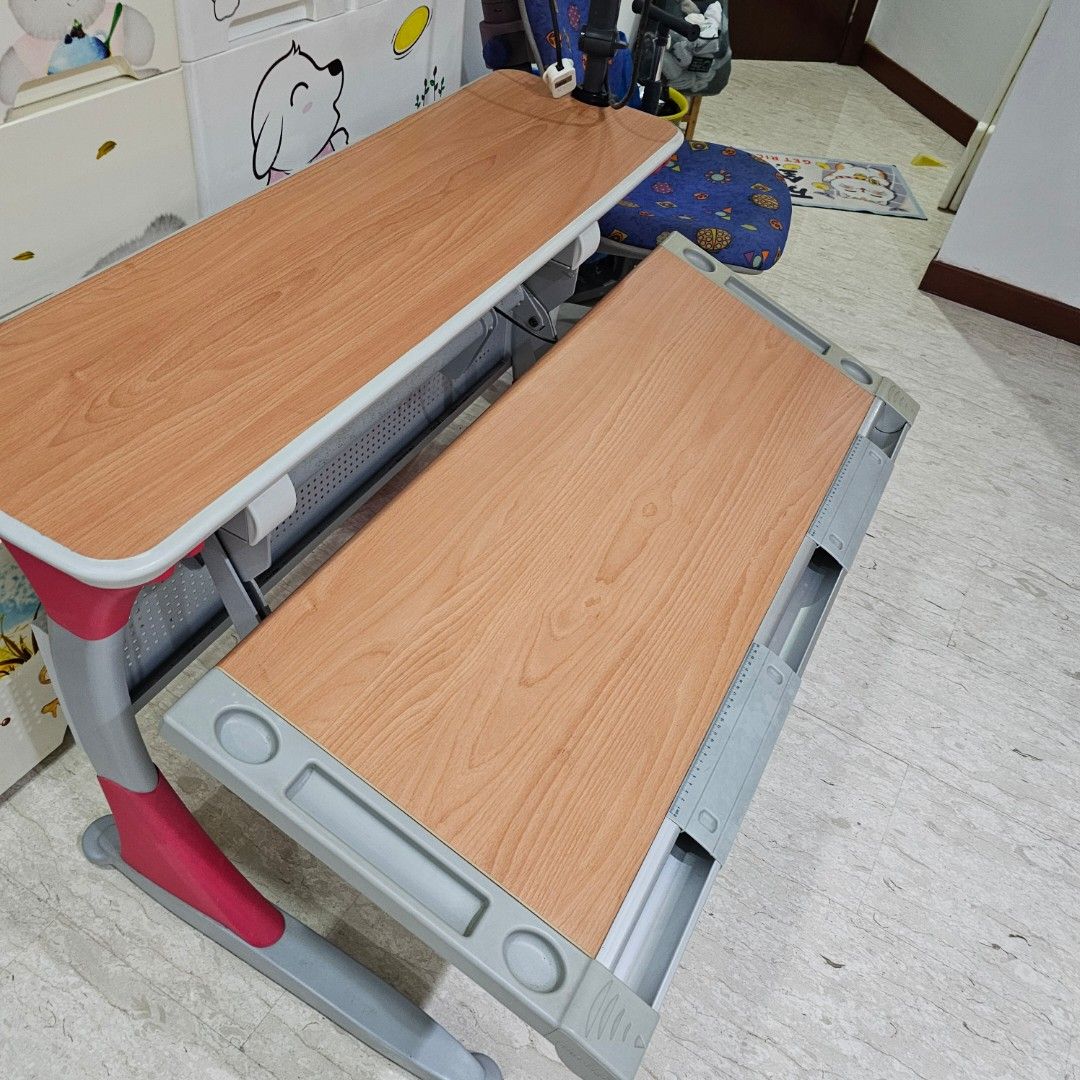 Adjustable table comf pro (Category: Tables & Sets) located in Singapore. Submitted by huiwenbaby1976 (Listing ID 1366634883, Image 3). Description: adjustable height table.