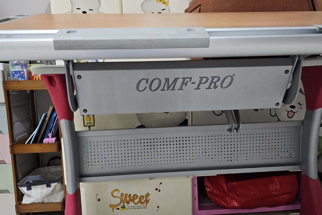 Adjustable table comf pro (Category: Tables & Sets) located in Singapore. Submitted by huiwenbaby1976 (Listing ID 1366634883, Image 2). Description: adjustable height table.