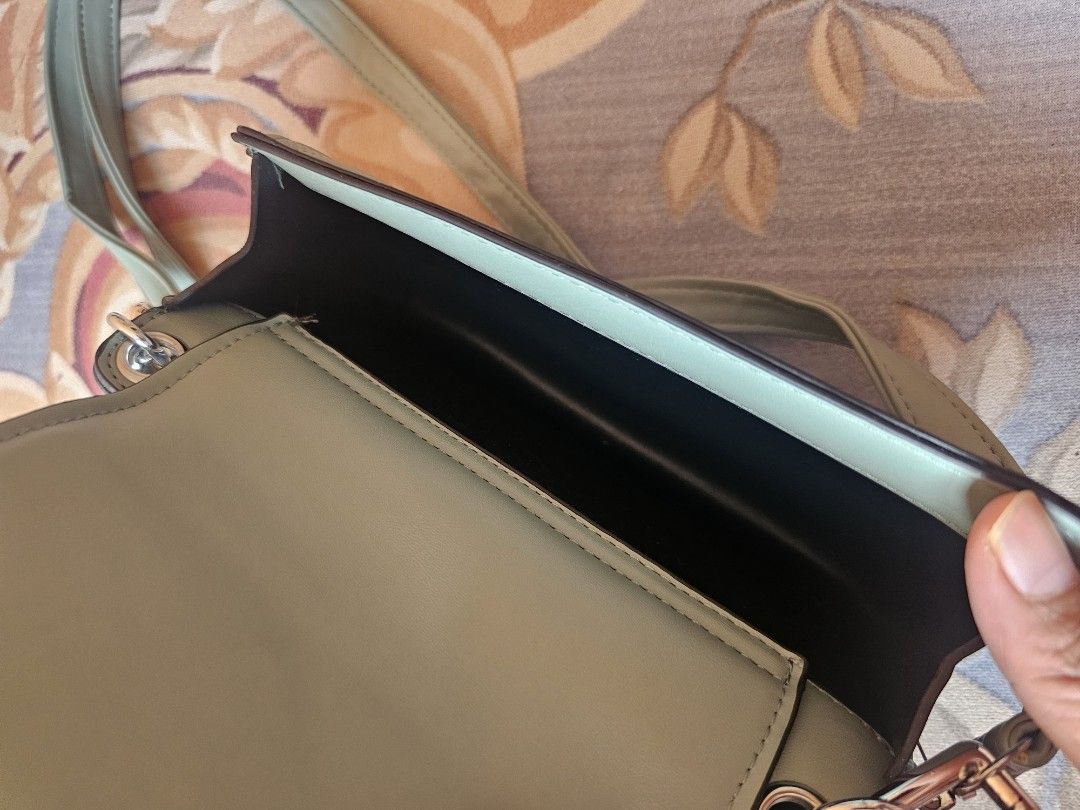 Beg (Category: Cross-body Bags) located in Kuantan. Submitted by alifba_98 (Listing ID 1366565739, Image 3). Description: .