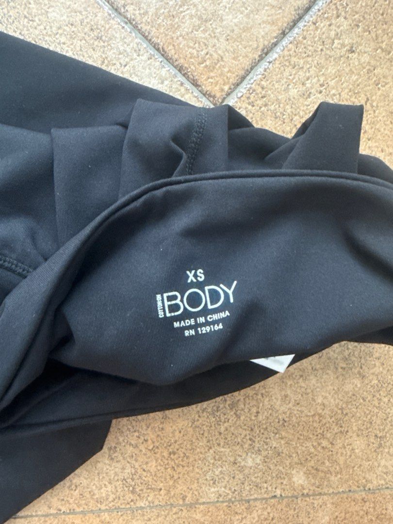 Black Yoga Pants (Category: Activewear) located in Singapore. Submitted by xionluis (Listing ID 1366602195, Image 3). Description: Highwaisted Waist 22” unstretched Hips 26” unstretched Length 34”.