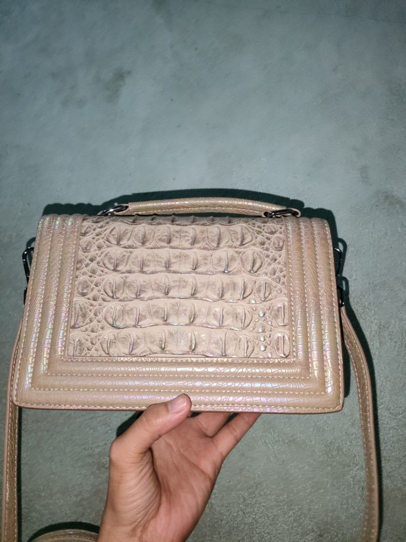 Brand new Sling & hand bag (Category: Shoulder Bags) located in Tabuk. Submitted by BiDing (Listing ID 1366690424, Image 2). Description: Brand new slingbag.