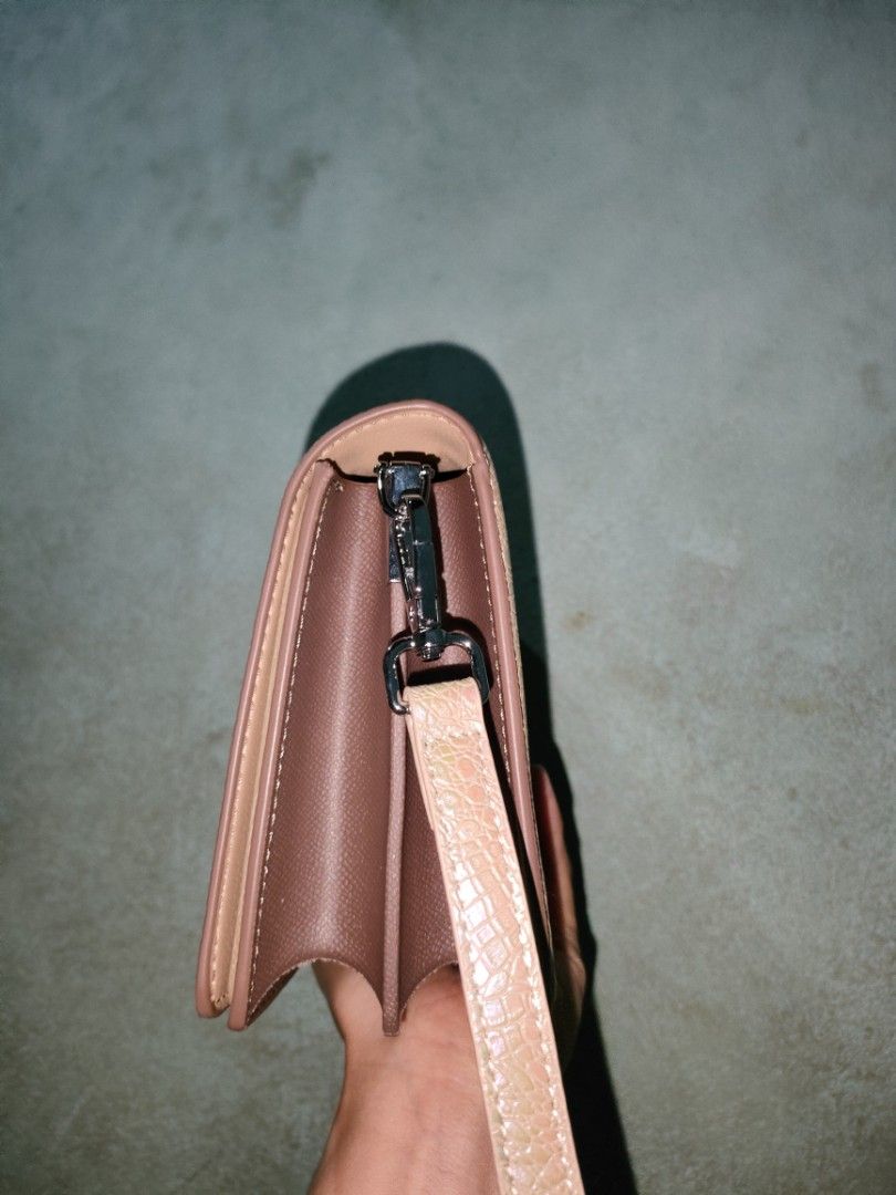 Brand new Sling & hand bag (Category: Shoulder Bags) located in Tabuk. Submitted by BiDing (Listing ID 1366690424, Image 3). Description: Brand new slingbag.