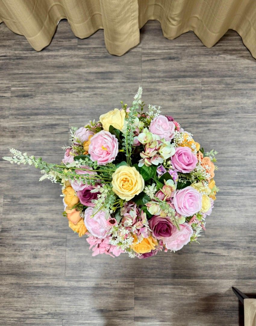 Bunga (Category: Artificial Plants & Flowers) located in Petaling Jaya. Submitted by indah_mutiarabangsar (Listing ID 1366586055, Image 3). Description: Bunga dan pasu like new cash and carry.