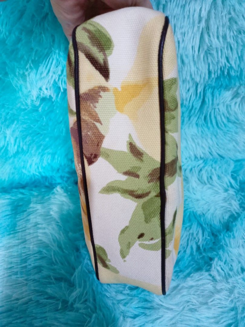 Celine Brown Printed Canvass Baguette Authentic (Category: Luxury Bags & Wallets) located in Santo Tomas. Submitted by mybellacloset158 (Listing ID 1366649695, Image 3). Description: Authentic Celine Baguette Canvass In Excellent Condition No Flaws, clean inside and out. Can Fit wallet and Iphone pro Good as Brand New 📌This baguette features a printed canvass body, a flat leather strap, a top zipper closure and an interior slip pocket. With code