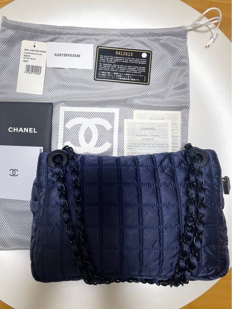 Chanel Sports 2.55 Handbag So Black So Navy （分類：手袋及銀包）位於 Hong Kong。 由 periodenoire 提交（商品編號 1366715638，圖片 2）。簡介： CHANEL SPORTS CHAIN BAG 100 % AUTHENTIC, RARE MODEL FULL SET WITH ORIGINAL TAGS DUST BAG BRAND BOOKLET AUTHENTICITY CARD 04A A26159Y03540 CLASSIC BAG 94015 DK NAVY BLUE NSZ 26 x 16 x 7 cm Chanel 04A A26159Y03540 Classic Flap 94015 NSZ A26159Y03540 Meet-up Central MTR Station, Hong Kong。