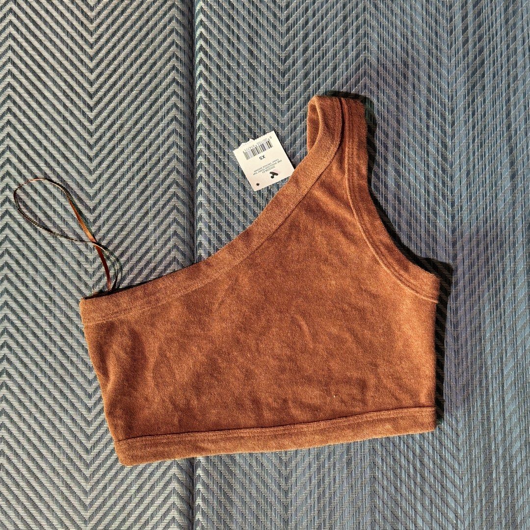 Cotton on one side venus top (Category: Sleeveless) located in San Pedro. Submitted by graeeee (Listing ID 1366560728, Image 1). Description: never used cropped top still with tags .