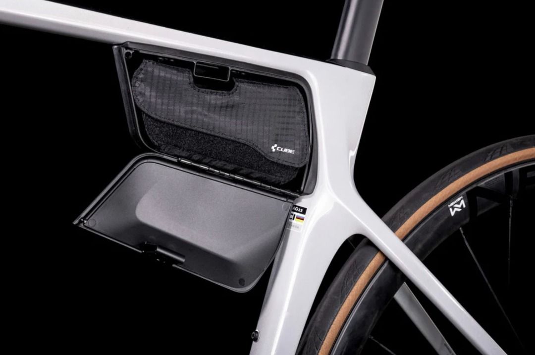 Cube Agree 2025 roadbike trek specialized merida giant (Category: Bicycles) located in Singapore. Submitted by stellar_motoburner (Listing ID 1366624579, Image 3). Description: This is Cube Agree from Germany. Comes with integrated storage box. Carbon frame, handle bar, wheelset...super lightweight. Ultegra drivetrain. Endurance bike, great for local usage. www.cube.eu for full specs. .