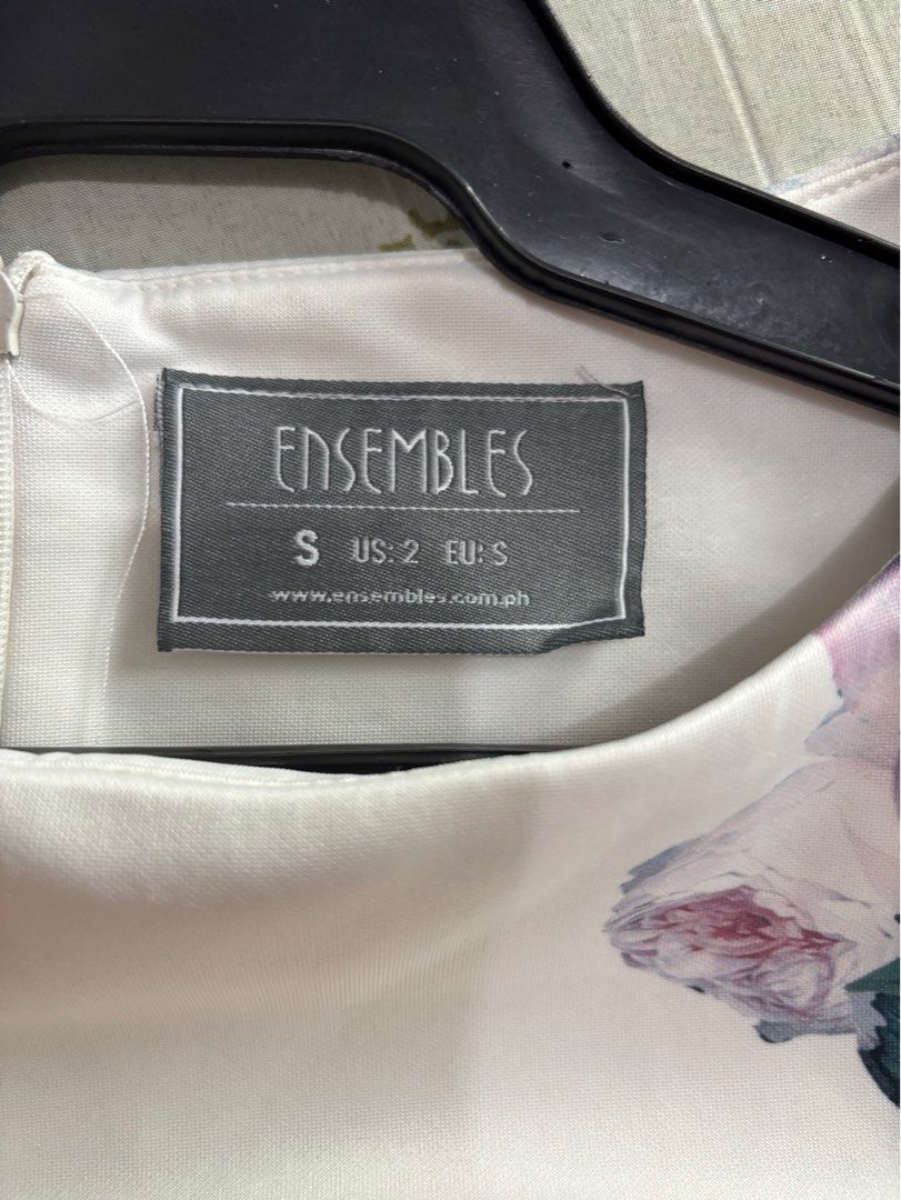 ENSEMBLES FLORAL DRESS (Category: Dresses) located in Quezon City. Submitted by mariapreloveditems (Listing ID 1355361707, Image 3). Description: Floral white bodycon dress Ensembles brand Flaws: stained Size: Small.