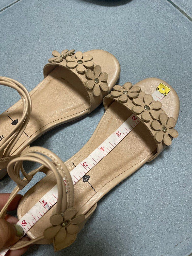 Gibi kids sandals (Category: Babies & Kids Fashion) located in Meycauayan. Submitted by tinisagund96364 (Listing ID 1366690788, Image 1). Description: used a couple of times. nice fitting size 33.