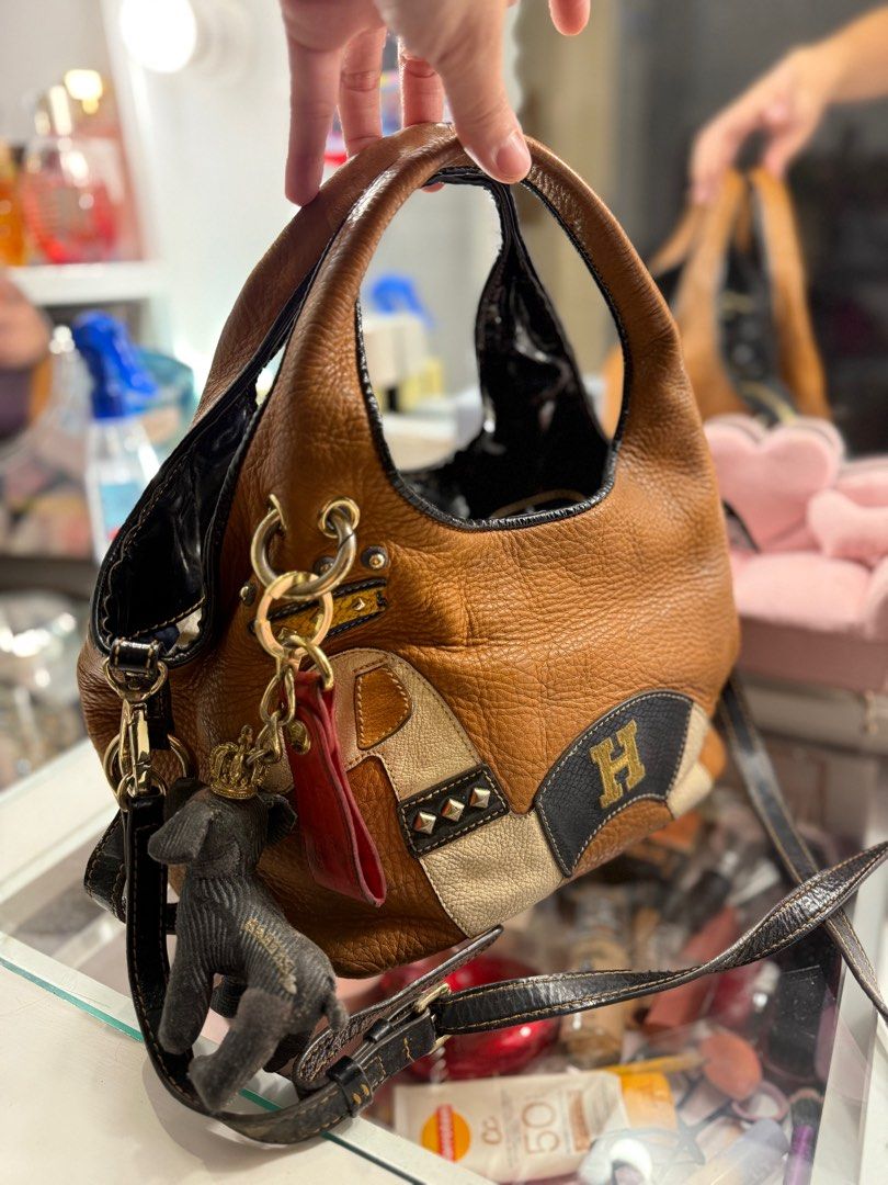 HAZZY (Category: Luxury Bags & Wallets) located in Cebu City. Submitted by dear.ondee (Listing ID 1366642129, Image 3). Description: Well used Pure leather Magaan With sling Very nice in actual matigabay ang leather (100% pure leather) Hologram No bakbak or labas pipeline .