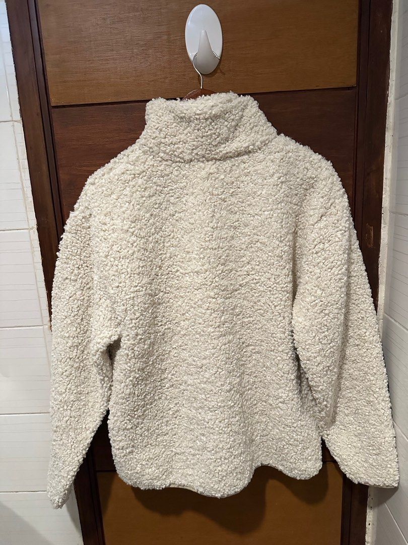 H&M Zip-Top Teddy Sweatshirt (Category: Coats, Jackets and Outerwear) located in Paranaque City. Submitted by decluttercutieph (Listing ID 1366627223, Image 3). Description: can fit upto small to med frame rfs: decluttering bought from zalora free shipping to sure buyer via j&t.