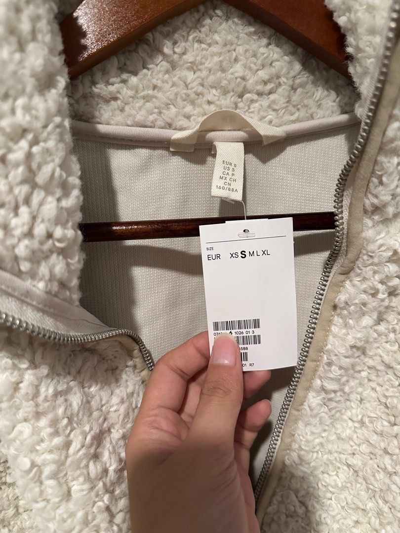 H&M Zip-Top Teddy Sweatshirt (Category: Coats, Jackets and Outerwear) located in Paranaque City. Submitted by decluttercutieph (Listing ID 1366627223, Image 2). Description: can fit upto small to med frame rfs: decluttering bought from zalora free shipping to sure buyer via j&t.