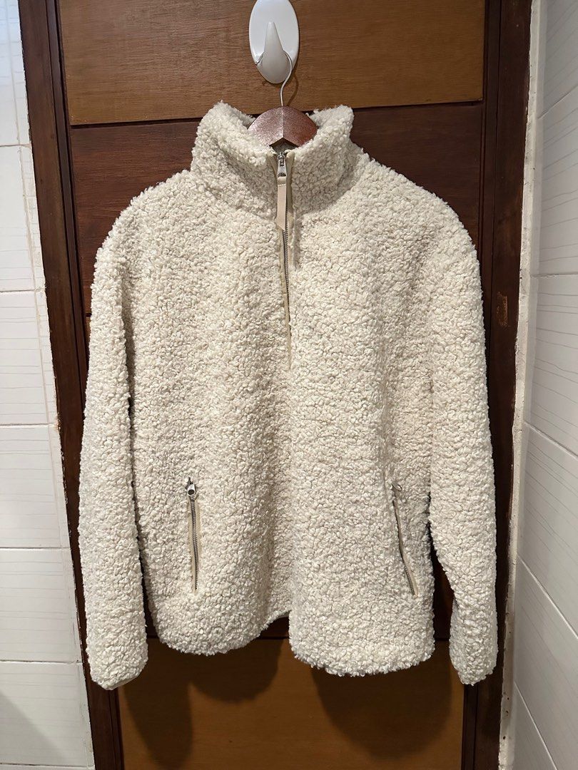 H&M Zip-Top Teddy Sweatshirt (Category: Coats, Jackets and Outerwear) located in Paranaque City. Submitted by decluttercutieph (Listing ID 1366627223, Image 1). Description: can fit upto small to med frame rfs: decluttering bought from zalora free shipping to sure buyer via j&t.