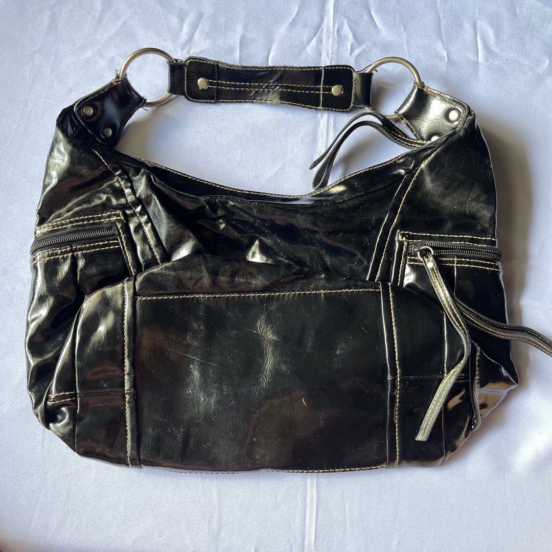 kenneth cole reaction black shoulder bag (Category: Shoulder Bags) located in Malolos. Submitted by dprm12 (Listing ID 1366574054, Image 1). Description: ~ well used, may scrapes na sa labas ng bag ~ has holes inside (nagbakbak na) .
