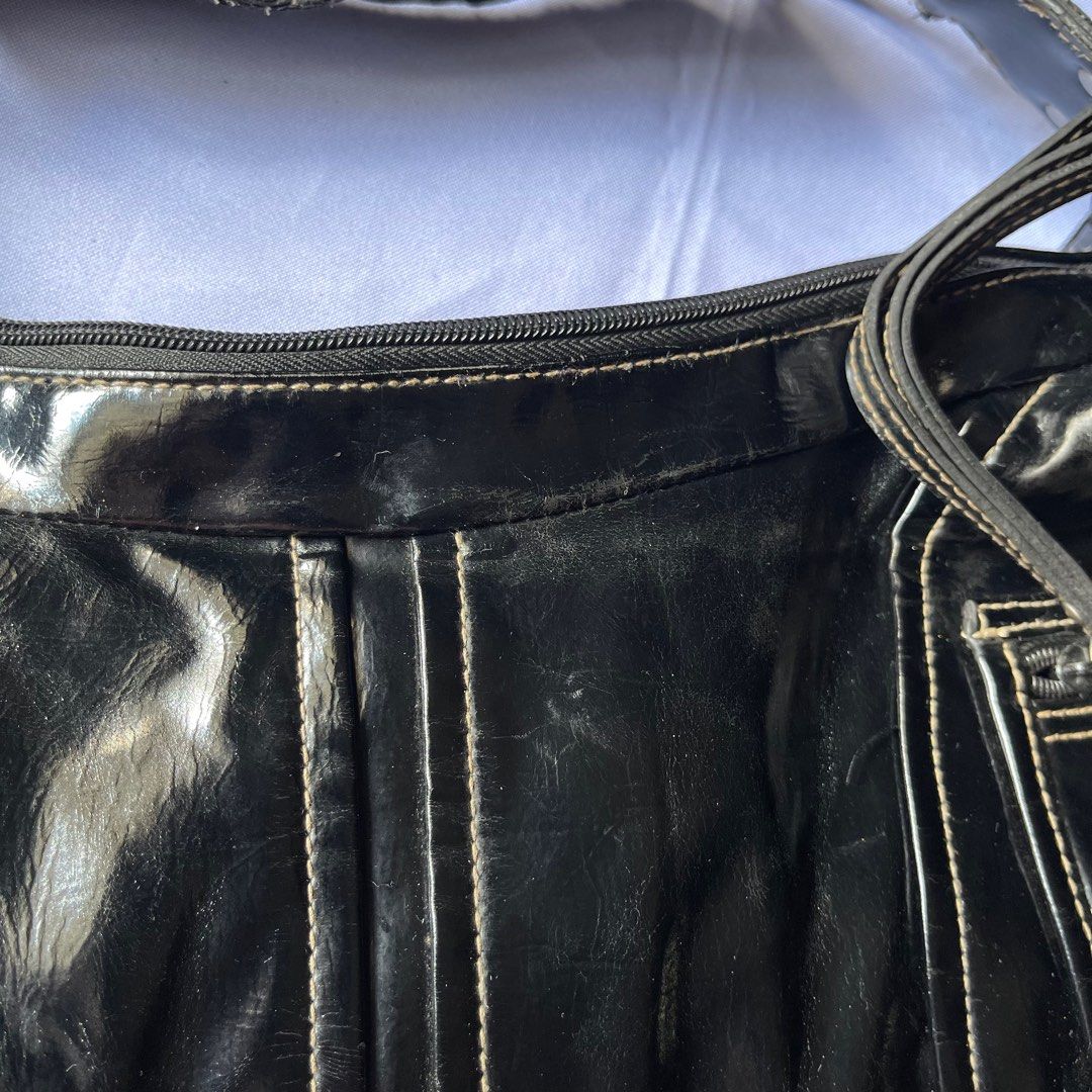 kenneth cole reaction black shoulder bag (Category: Shoulder Bags) located in Malolos. Submitted by dprm12 (Listing ID 1366574054, Image 3). Description: ~ well used, may scrapes na sa labas ng bag ~ has holes inside (nagbakbak na) .