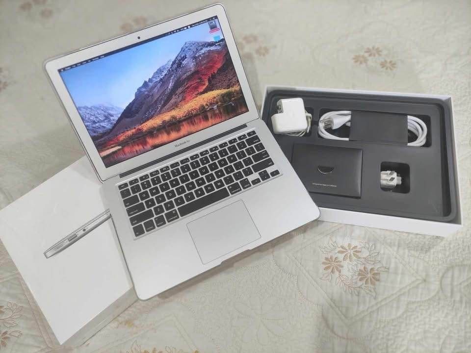 Macbook Air 13-inch (2017) - 128gb (Category: Laptops & Notebooks) located in Manila. Submitted by calmwhale.f0e00f (Listing ID 1366601837, Image 2). Description: issue : one usb port not working. mode of payment : CASH once buyer checks out, no returns. Check details in the photo before asking. pm if interested. .
