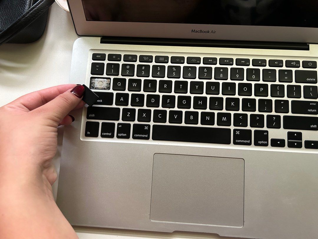 Macbook air 2016 (Category: Laptops & Notebooks) located in Cainta. Submitted by cleaaan.out (Listing ID 1366634964, Image 3). Description: - With original charger & apple usb-C digital av multiport adapter - comes with the original box and screen protector - item was bought last 2017 - keyboard flaw posted kindly check the photos (tab button only) .