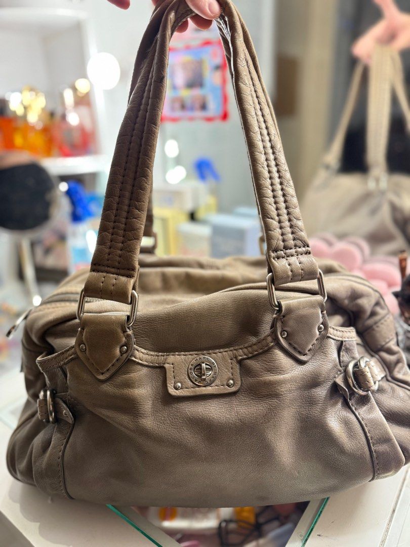 MARC JACOBS OVERSIZED BAG (Category: Luxury Bags & Wallets) located in Cebu City. Submitted by dear.ondee (Listing ID 1366644252, Image 1). Description: Original MARC JACOBS mini Travel Bag Soft leather Butter soft leather. Brass tone signature hArdware. Zip closure. Exterior pocket turn lock. Purse protectors Lining needs mild cleaning. Still stunning & roomy bag Hologram inside No bakbak No open pipeline .