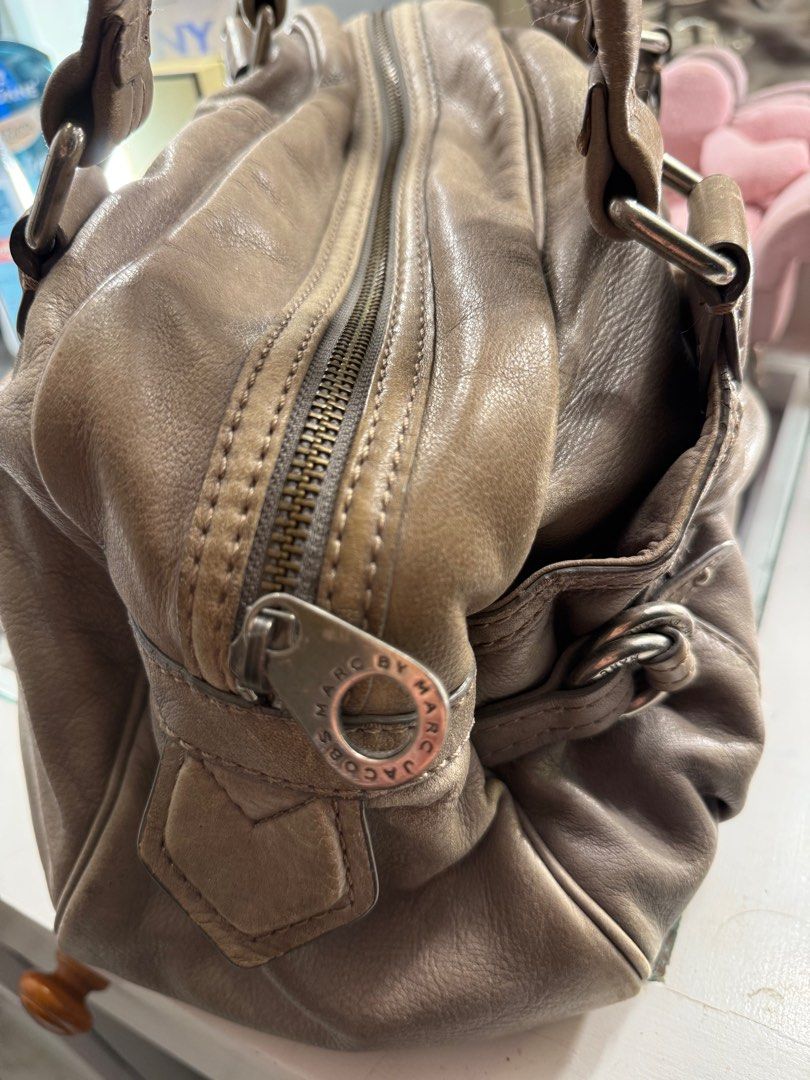 MARC JACOBS OVERSIZED BAG (Category: Luxury Bags & Wallets) located in Cebu City. Submitted by dear.ondee (Listing ID 1366644252, Image 2). Description: Original MARC JACOBS mini Travel Bag Soft leather Butter soft leather. Brass tone signature hArdware. Zip closure. Exterior pocket turn lock. Purse protectors Lining needs mild cleaning. Still stunning & roomy bag Hologram inside No bakbak No open pipeline .