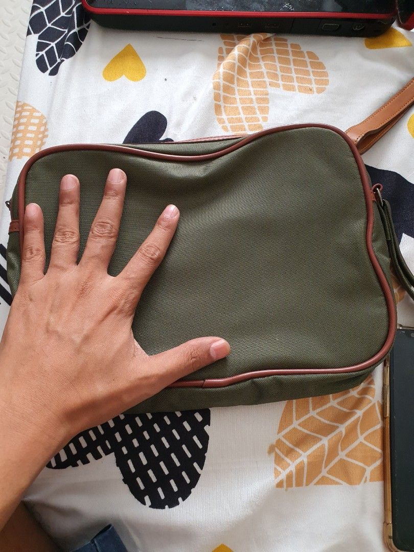 Mens clutch bag (Category: Belt bags, Clutches and Pouches) located in Pasig City. Submitted by edrell (Listing ID 1366678623, Image 2). Description: Very good condition Height x Length : 8.4 x 11.4.