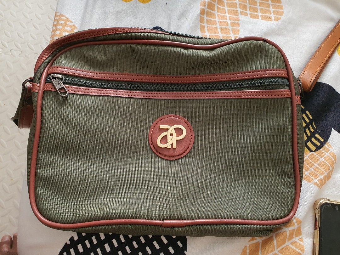 Mens clutch bag (Category: Belt bags, Clutches and Pouches) located in Pasig City. Submitted by edrell (Listing ID 1366678623, Image 1). Description: Very good condition Height x Length : 8.4 x 11.4.