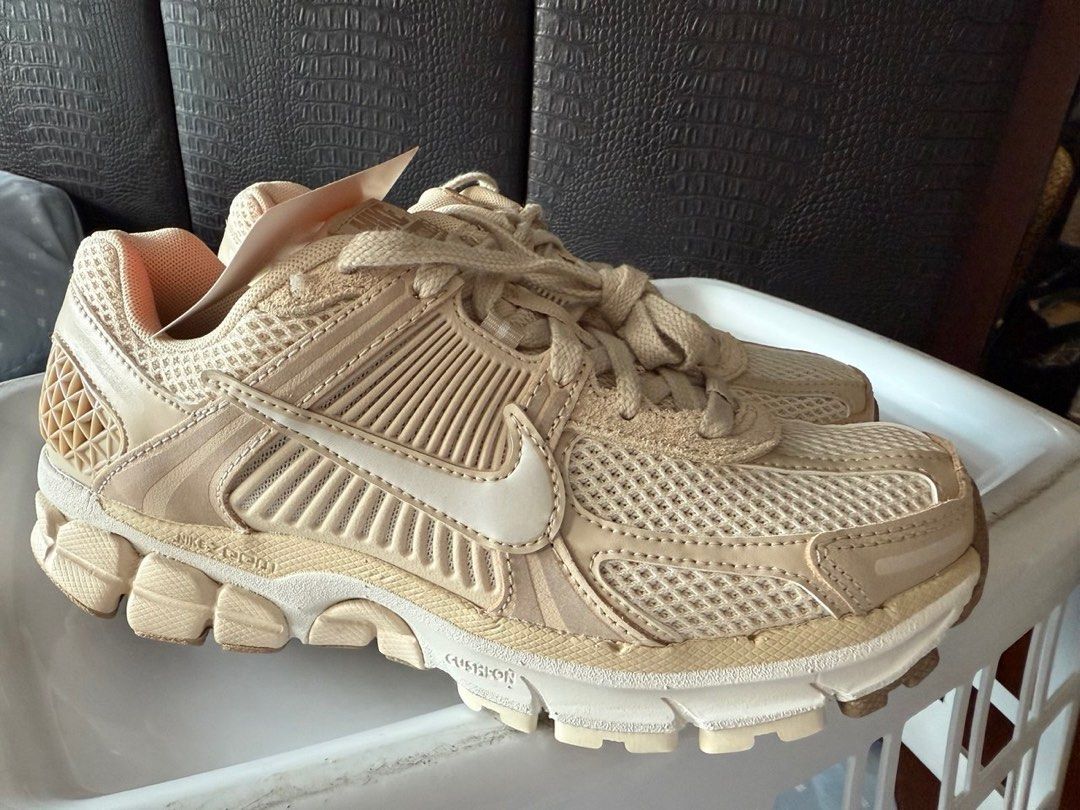 Nike Vomero Limited (Category: Sneakers) located in Paranaque City. Submitted by pringlestrue (Listing ID 1366603582, Image 1). Description: Save 1k! Below SRP Women’s 7us Brand-new Colour Shown: Sand Drift/Hemp/Black/Phantom Rfs: extra .